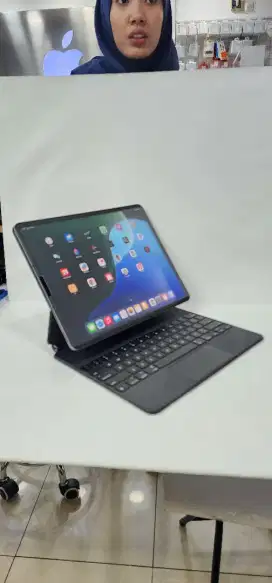 Ipad Pro M1 12,9 inch 128 Wifi only dan apple Magic keyboard 12,9 inch