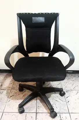 Kursi kantor hitam
