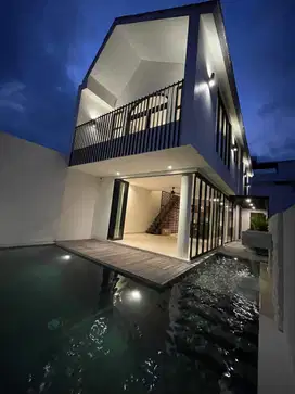 Villa Berkelas dengan Nuansa Alami dan Suara Deburan Ombak