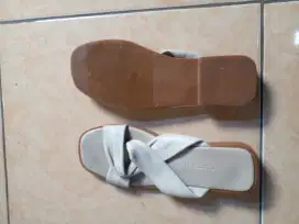 Sendal bekas ukuran 38 msi bagus.