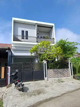 DI JUAL RUMAH DUA LANTAI CANTIK DI KARTASURA