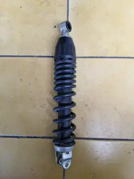 Shock belakang honda scoopy, ori copotan. Umr pakai 1.5 tahun.