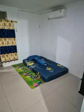 Kamar kost ac, dekat dengan transportasi umum