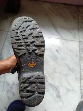 Sepatu touring laki merk Revit
