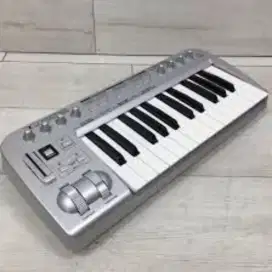 Barangkali ada yg minat midi controller behringer umx25 , normal mulus