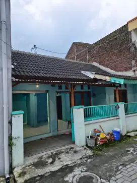 Rumah dijual mojosongo depan kampus akbid