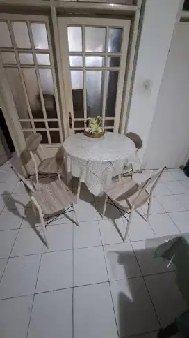 Dijual meja makan bundar informa