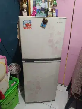 Kulkas sharp 2 pintu