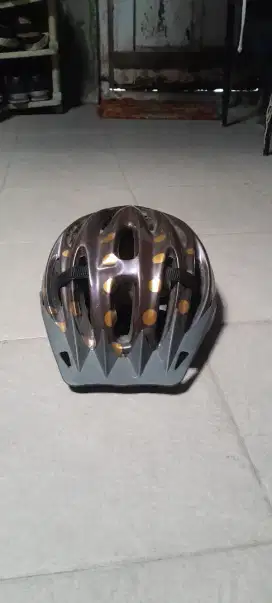 Jual helm sepeda warna emas gak bisa jauh-jauh
