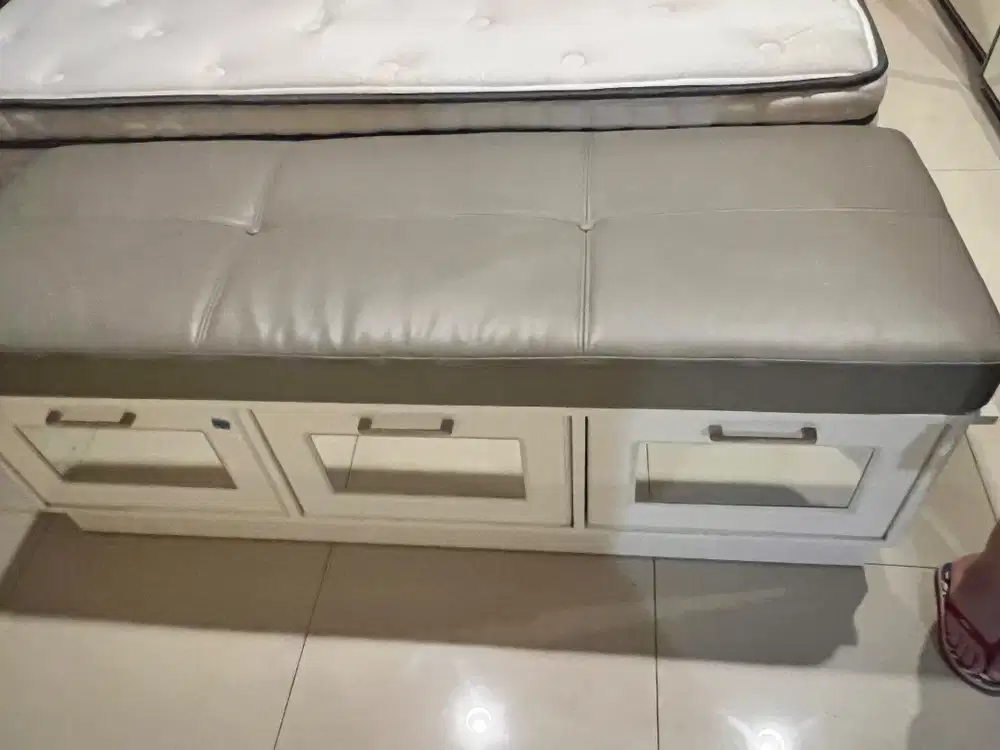 Sofa bench ada laci dibawahnya dan cermin