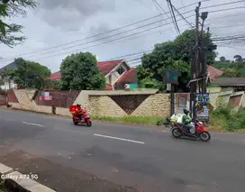 Rumah Resto parkir luas untuk Usaha Kuliner /cafe di Jl Kawi Raya