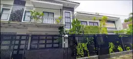 Rumah dijual bambu apus jakarta timur siap huni dua lantai hoek strate