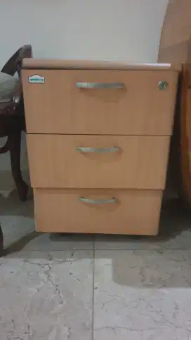 Meja multifungsi untuk simpan barang