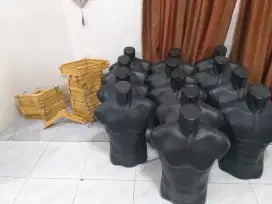 Di jual patung manekin setengah badan dan hanger gantungan baju.