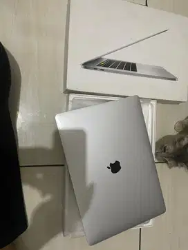 Macbook pro 15 inch 2017 16 / 512gb