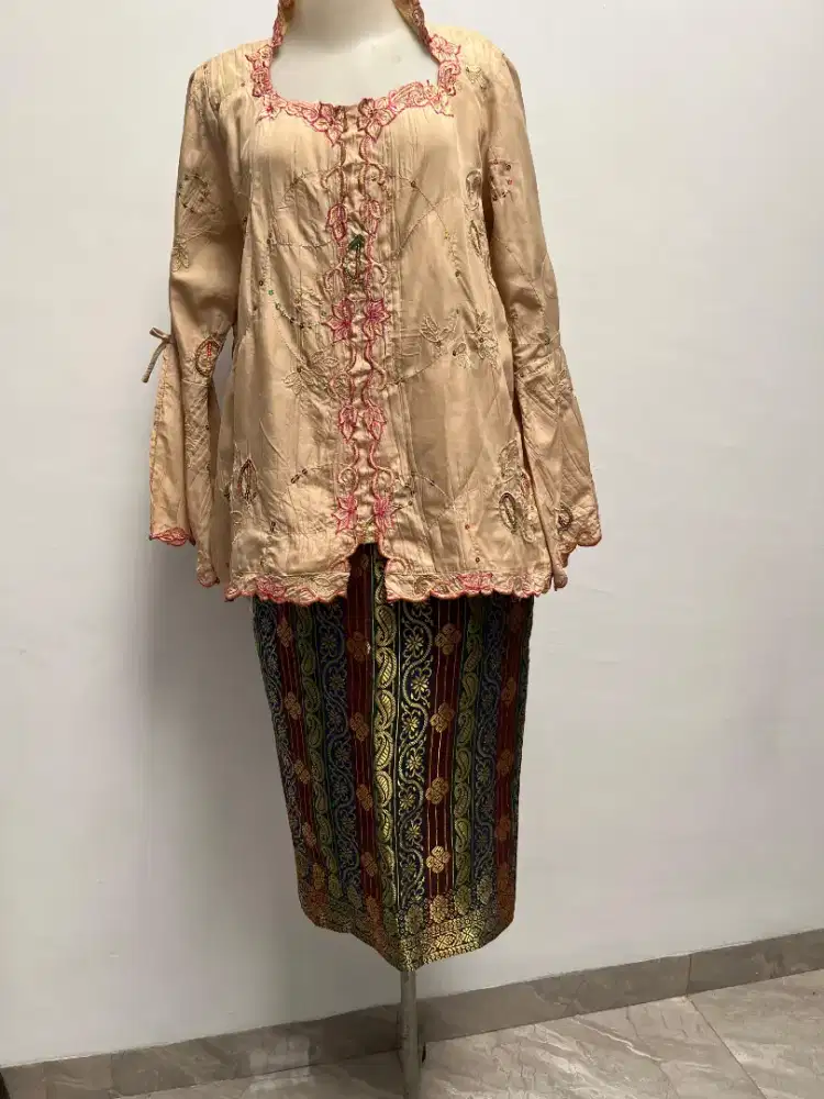 Kebaya cantik dan rok