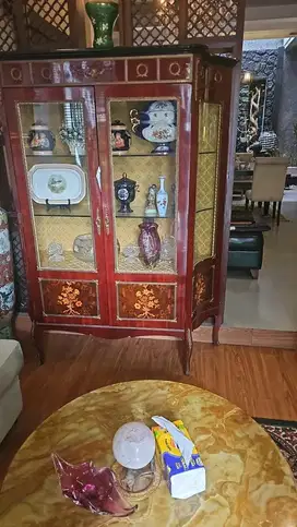 lemari pajangan davinci