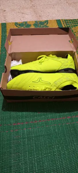 Sepatu sepak bola calci
