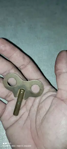KUNCI PUTAR JAM BANDUL ANTIK