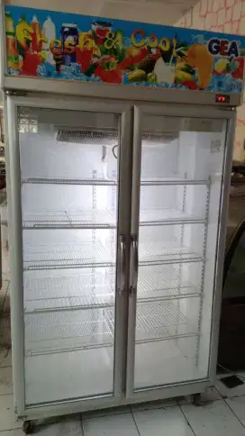 Showcase merk GEA 
volume 1000 L mesin orian Harga : 6 jt Ready 2 unit