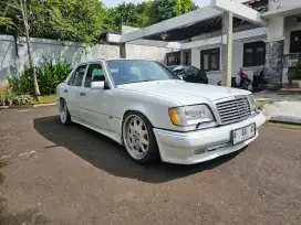 Mercedes benz 220E ( automatic )