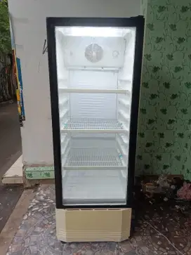 Showcase 4 rak Plytron