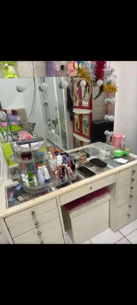 Meja rias lampu