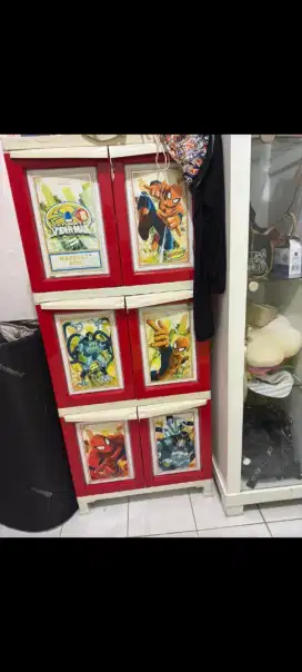 Lemari plastik merah