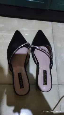 Di jual sepatu merek Genny