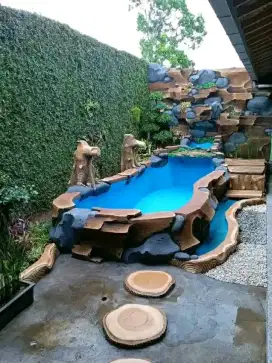 Taman hijau dan kolam
