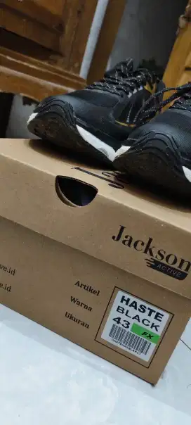 Sepatu running jackson