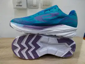 Sepatu Lari Baru