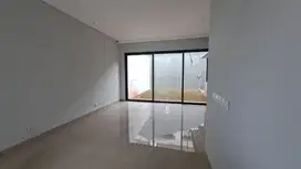 DIJUAL RUMAH BARU DI CLUSTER TENGAH KOTA WISATA, SIAP HUNI