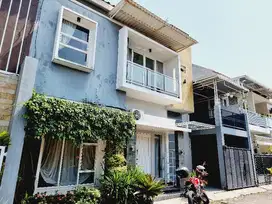 Rumah Cantik 2 Lt Nyaman Di Cluster Dekat Exit Klodran