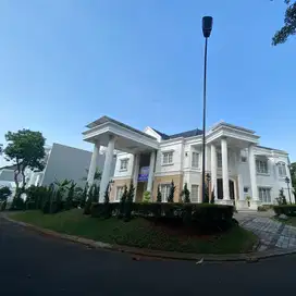 dijual Rumah Hook Mewah 3 Lantai di Cluster Danau Biru Alam Sutera