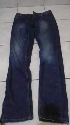 Jual celana jeans pria merek Zara size 28 preloved tapi layak pakai ya