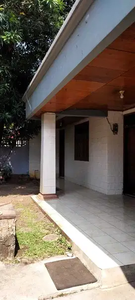 Rumah Siap Huni Banyak Kamar Strategis di Tanjung Duren Selatan