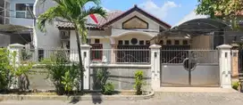 Rumah strategis dengan dimensi tanah luas dan ruangan lega