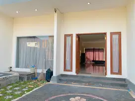 Rumah dengan kolam renang nuansa Villa di Udayana