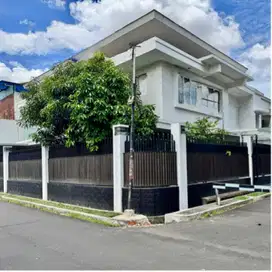 Dijual Rumah Megah Hoek LT 280m2 di Taman Meruya Ilir