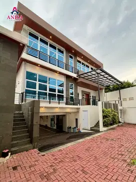 RUMAH MEWAH KEBAGUSAN DENGAN PRIVATE LIFT