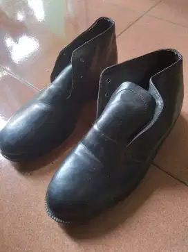 Sepatu security