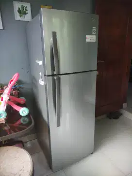 Kulkas 2 pintu LG GN B392RLC Kapasitas Net 321 L Lemari Es