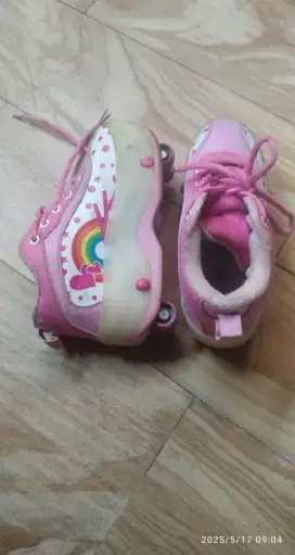 Sepatu roda empat anak perempuan motif pelangi pink ukuran 30
