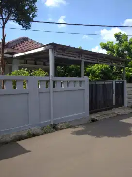 Rumah dijual . dipingit jalan raya. Akses strategis