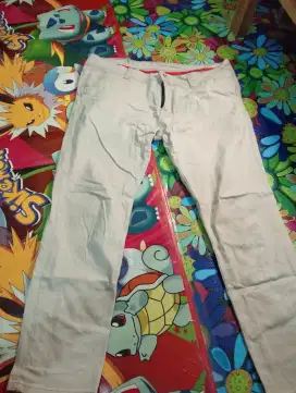 Dijual celana chinno cream pria,size 33/34,lokasi cawang,masih bagus