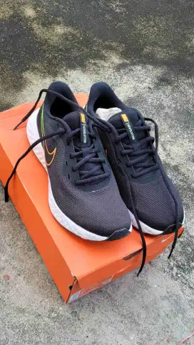 sepatu nike revolution 5