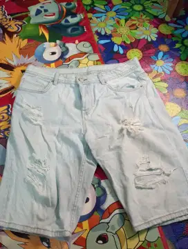 Dijual short denim pria,size 34,lokasi cawang jaktim,minat?wa aja ya.
