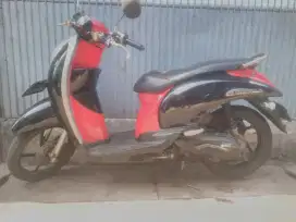 Di jual Honda scopy THN 2013 warna merah hitam pajak hidup panjang