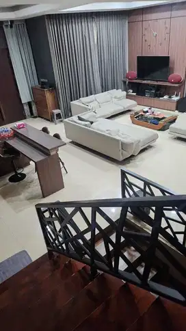 Rumah Hoek di Gading Pelangi, 3 lantai, Furnish, Bagus, Siap huni